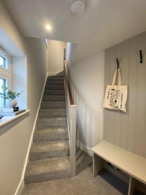 New Modern Studio Apartment Near To City Centre Salisbury Exterior photo